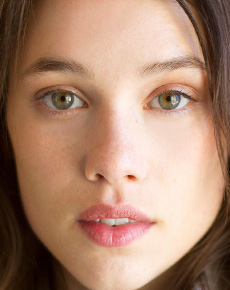 Astrid Berges Frisbey's lips